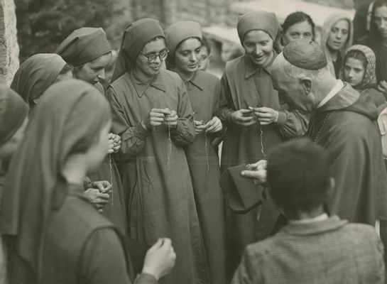 Il cardinale Schuster con le suore della Famiglia Beato Angelico a San Pietro al Monte 