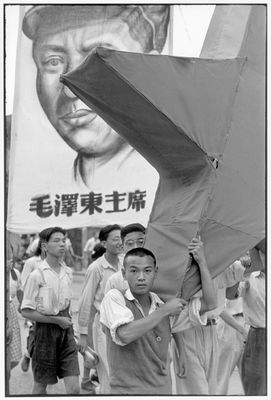 Sfilata di studenti, con un ritratto di Mao Zedong e la stella rossa.