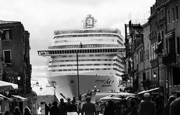 Una grande nave in bacino San Marco, Venezia