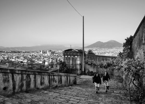 Scendendo per la scalinata storica della Pedamentina da San Martino