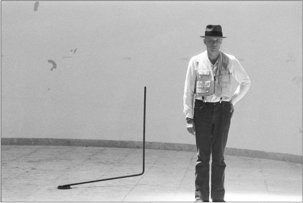 Lo scultore tedesco Josef Beuys con l’opera Tram stop