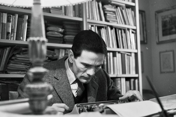 Pier Paolo Pasolini nel suo studio, nella casa di Via Giacinto Carini 45