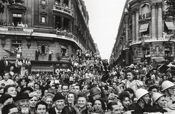 Folla in festa per la liberazione della città