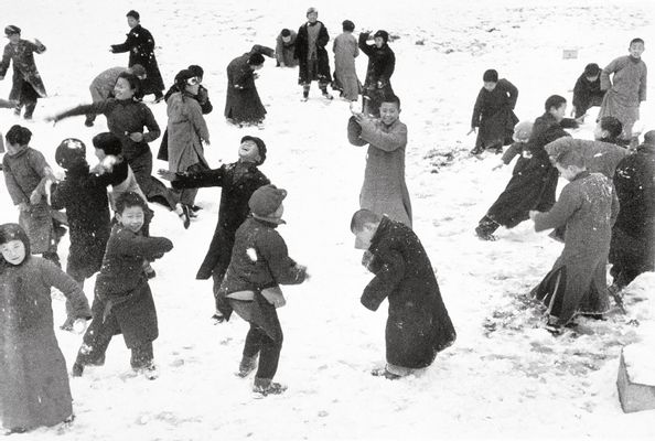 Bambini che giocano nella neve