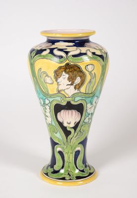 Vaso con volti femminili e fiori