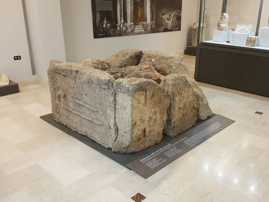 Base con dedica alla Magna Mater Cibele e alla dea Syria 