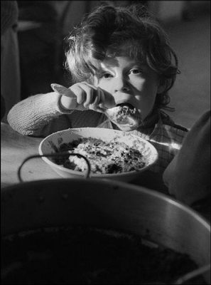 Un bambino italiano in un centro rifugiati