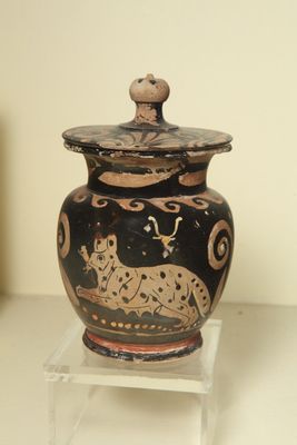 Oinochoe apula con coperchio del Pittore della Lampas