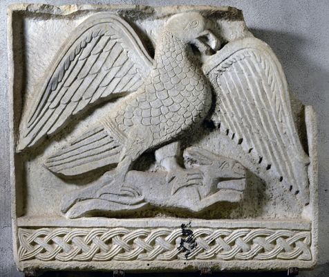 Lastra con aquila che ghermisce