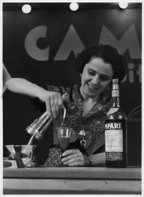 Donna che prepara Campari con Seltz