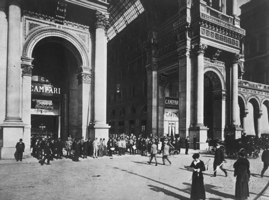 Piazza del Duomo Bar Campari