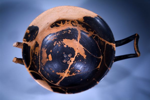 Kylix a vernice nera dalla necropoli brettia di contrada Moio