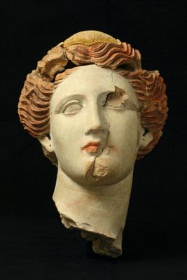 Testa femminile in terracotta policroma