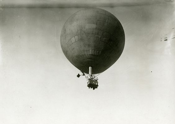 Pallone in volo all'Arena di Milano