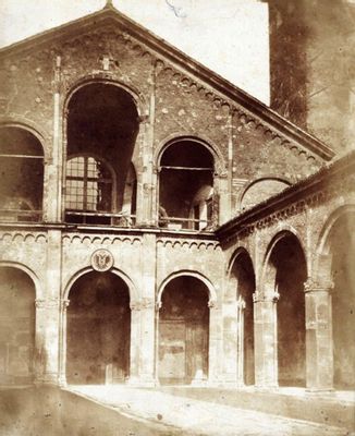 Quadriportico e facciata della basilica di Sant'Ambrogio, lato destro