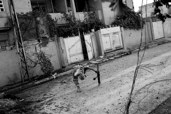 Soldiers of the 9th Iraqi armoured division engage with ISIS militants in the Entesar neighborhood in the  eastern side of the city of Mosul 