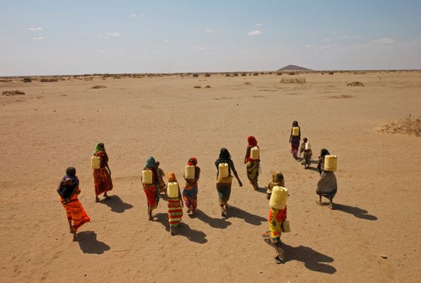 Donne di etnia Gabra trasportano taniche in Kenya